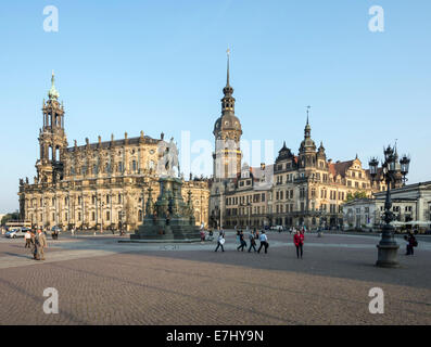 Dresde, Allemagne - 4 septembre : les touristes à la Theaterplatz à Dresde, Allemagne le 4 septembre 2014. Banque D'Images