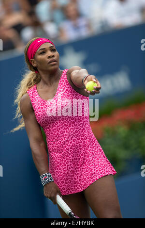 Flushing Meadows, New York, USA. 30e Août, 2014. Serena Williams (USA) dans l'action 3 tour à l'US Open Tennis Championships. © Paul Banque D'Images