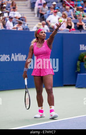 Flushing Meadows, New York, USA. 30e Août, 2014. Serena Williams (USA) dans l'action 3 tour à l'US Open Tennis Championships. © Paul Banque D'Images