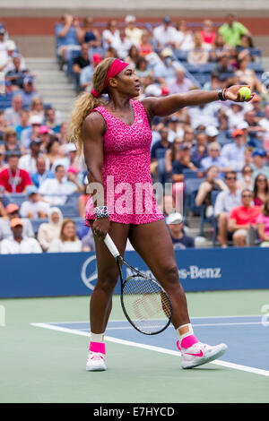 Flushing Meadows, New York, USA. 30e Août, 2014. Serena Williams (USA) dans l'action 3 tour à l'US Open Tennis Championships. © Paul Banque D'Images