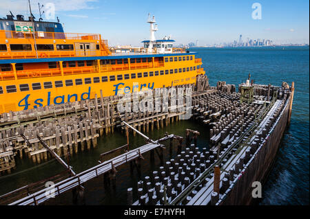 Nous, la ville de New York. Saint George Ferry Terminal à Staten Island. Banque D'Images