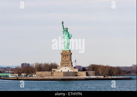 Nous, la ville de New York. Statue de la liberté vu de la Staten Island Ferry. Banque D'Images