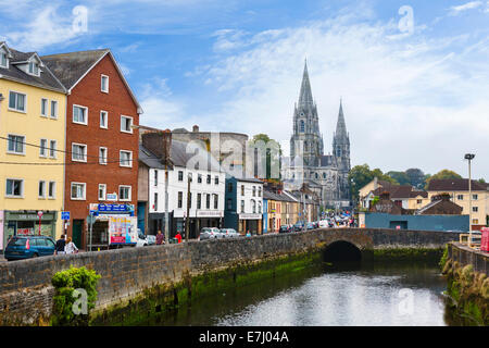 Cork, Irlande. La cathédrale Saint Fin Barre et la rivière Lee, Cork, County Cork, République d'Irlande Banque D'Images