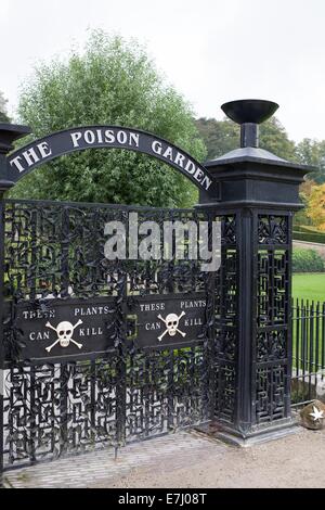 Les portes et l'entrée de l'antipoison Alnwick Northumberland England UK dans le jardin Banque D'Images