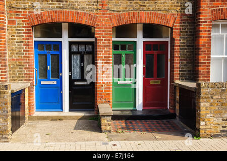 Rouge, noir, vert et bleu porte avant, Londres Angleterre Royaume-Uni UK Banque D'Images