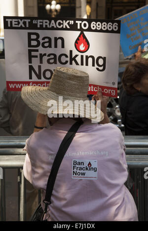 New York, USA. 18 Septembre, 2014. À la veille de l'Climat peuples historiques mars à New York City les militants anti-fracturation à nouveau gouverneur de New York Andrew Cuomo le message d'interdire la fracturation hydraulique dans l'État de New York et de faire partie de la solution et non le problème lorsqu'il s'agit de changement climatique et la sauvegarde de l'environnement pour les générations futures. Crédit : David Grossman/Alamy Live News Banque D'Images