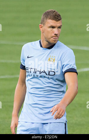 Cette image montre Homme Ville gache et superstar Edin Dzeko au cours de la Guinness 2014 Coupe des Champions contre Liverpool International Banque D'Images