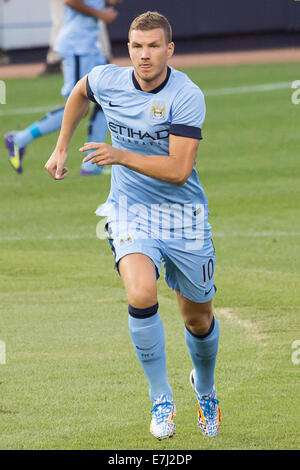 Cette image montre Homme Ville gache et superstar Edin Dzeko au cours de la Guinness 2014 Coupe des Champions contre Liverpool International Banque D'Images