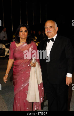 Le Pirée, Grèce. 18 Sep, 2014. Le Prince Hassan de Jordanie avec son épouse posent pour une photo qu'ils arrivent au Yacht Club de Grèce au Pirée. L'ancien roi Constantin II de Grèce et l'ex-reine Anne-Marie célébrer jeudi leurs noces d'or avec la famille royale de toute l'Europe. Aristidis Crédit : Vafeiadakis/ZUMA/Alamy Fil Live News Banque D'Images