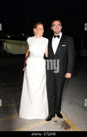 Le Pirée, Grèce. 18 Sep, 2014. Prince Nikolaos avec son épouse la princesse Tatiana posent pour une photo qu'ils arrivent au Yacht Club de Grèce au Pirée. L'ancien roi Constantin II de Grèce et l'ex-reine Anne-Marie célébrer jeudi leurs noces d'or avec la famille royale de toute l'Europe. Aristidis Crédit : Vafeiadakis/ZUMA/Alamy Fil Live News Banque D'Images