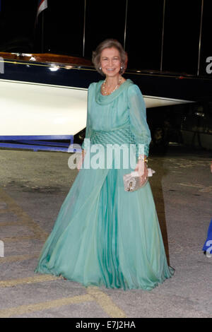 Le Pirée, Grèce. 18 Sep, 2014. La Reine Sophie d'Espagne pose pour une photo comme ils arrivent au Yacht Club de Grèce au Pirée. L'ancien roi Constantin II de Grèce et l'ex-reine Anne-Marie célébrer jeudi leurs noces d'or avec la famille royale de toute l'Europe. Aristidis Crédit : Vafeiadakis/ZUMA/Alamy Fil Live News Banque D'Images