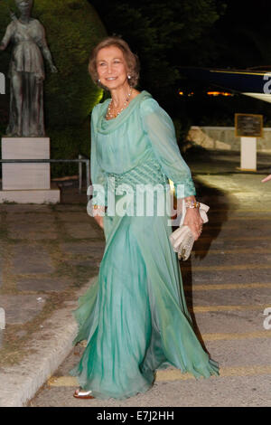 Le Pirée, Grèce. 18 Sep, 2014. La Reine Sophie d'Espagne pose pour une photo comme ils arrivent au Yacht Club de Grèce au Pirée. L'ancien roi Constantin II de Grèce et l'ex-reine Anne-Marie célébrer jeudi leurs noces d'or avec la famille royale de toute l'Europe. Aristidis Crédit : Vafeiadakis/ZUMA/Alamy Fil Live News Banque D'Images