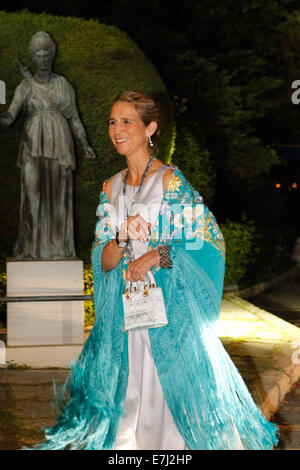 Le Pirée, Grèce. 18 Sep, 2014. La princesse Elena d'Espagne pose pour une photo comme ils arrivent au Yacht Club de Grèce au Pirée. L'ancien roi Constantin II de Grèce et l'ex-reine Anne-Marie célébrer jeudi leurs noces d'or avec la famille royale de toute l'Europe. Aristidis Crédit : Vafeiadakis/ZUMA/Alamy Fil Live News Banque D'Images