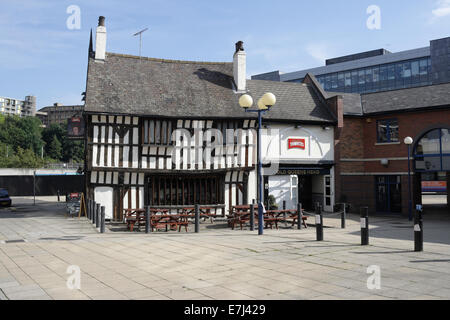 La maison publique Old Queens Head, un bâtiment tudor à pans de bois dans le centre-ville de Sheffield, Angleterre, pub anglais historique, bâtiment classé 15th siècle Banque D'Images