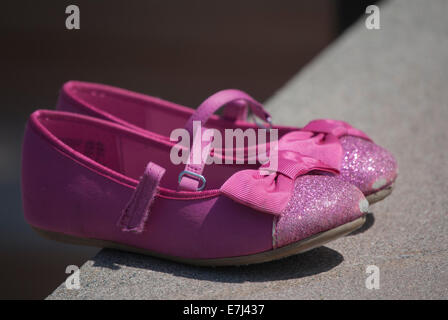 L'enfant chaussons de ballet de réchauffement dans la Soleil. Banque D'Images