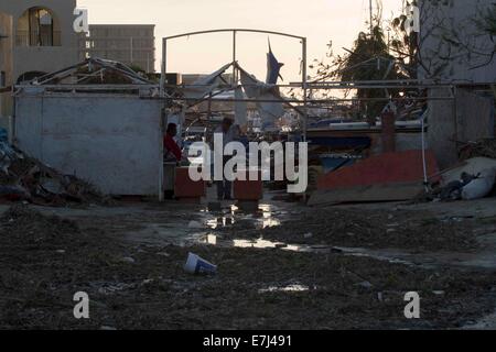 Los Cabos, au Mexique. 18 Sep, 2014. Un homme regarde les dégâts dans l'embarcadère "La Marina" après le passage du cyclone Odile, à Los Cabos, dans l'état de Baja California Sur, au Mexique, le 18 septembre 2014. Selon le secrétaire du Tourisme, Claudia Ruiz Massieu, les touristes seront transportés à Guadalajara, Tijuana, Mazatlán et Mexico. Les aéroports de San Jose del Cabo et La Paz ont été endommagés par l'Ouragan Odile, qui a également laissé des dizaines de maisons et des établissements commerciaux touchés, de même que des arbres tombés, des poteaux électriques et des panneaux publicitaires. Credit : Alejandro Ayala/Xinhua/Alamy Live News Banque D'Images