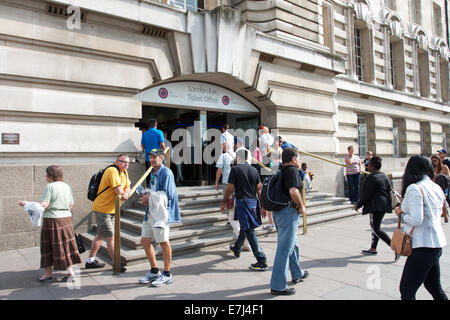 Rassemblement de touristes en face de London Eye Ticket office, London,UK Banque D'Images
