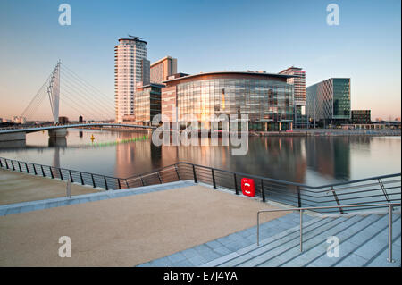 Les studios de la BBC et la passerelle à MediaCityUK, Salford Quays, Greater Manchester, Angleterre, RU Banque D'Images