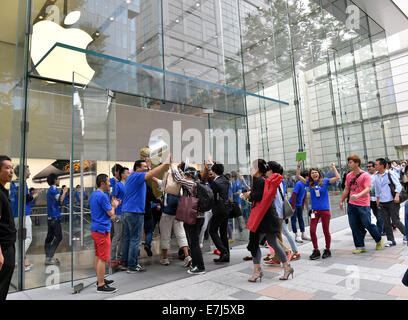 Tokyo, Japon. 19e Septembre, 2014. T-shirt bleu-clad accueil du personnel le premier groupe de clients de l'Apple Store dans ce quartier chic de Tokyo Omotesando comme la tant attendue nouvelle paire d'Iphone - iPhone 6 et sa variante plus iPhone 6 Plus. 19 Sep, 2014. est en vente le vendredi 19 septembre, 2014. Credit : AFLO Co.,Ltd/Alamy Live News Banque D'Images