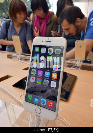 Tokyo, Japon. 19e Septembre, 2014. La nouvelle paire d'iPhones - iPhone 6 et sa variante plus iPhone 6 Plus. 19 Sep, 2014. est en vente dans les Apple Store et locaux de vente dans tout le Japon le vendredi 19 septembre, 2014. Credit : AFLO Co.,Ltd/Alamy Live News Banque D'Images