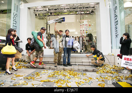 Tokyo, Japon. 19e Septembre, 2014. Les premiers clients d'entrée pour le magasin SoftBank pour obtenir le nouveau smartphone d'Apple iPhone 6 et iPhone 6 plus le 19 septembre 2014. s Les clients qui peuvent parler aux États-Unis avec le même tarif local. Credit : AFLO Co.,Ltd/Alamy Live News Banque D'Images