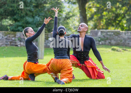 La scène de danse de l'Asie du Sud Akademi en dehors de l'église paroissiale de Kendal Kendal 2014 Mintfest pendant la Banque D'Images