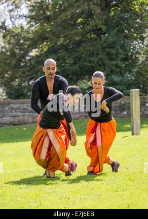 La scène de danse de l'Asie du Sud Akademi en dehors de l'église paroissiale de Kendal Kendal 2014 Mintfest pendant la Banque D'Images