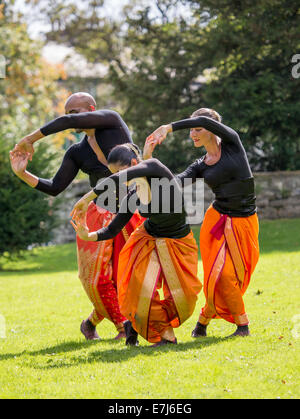 La scène de danse de l'Asie du Sud Akademi en dehors de l'église paroissiale de Kendal Kendal 2014 Mintfest pendant la Banque D'Images