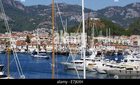 Belle voile blanc les navires ancrés dans le port de Marmaris, Turquie. Banque D'Images