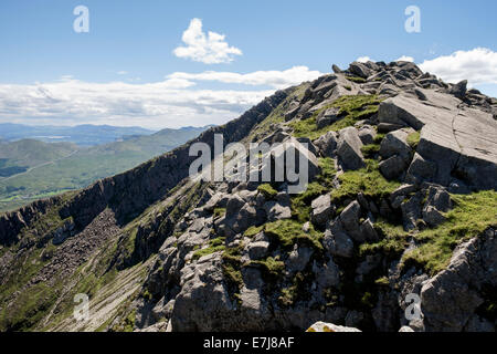 Carnedd Moel Siabod arête supérieure avec vue retour à Daear Ddu East Ridge et le sommet des montagnes du Parc National de Snowdonia au Pays de Galles UK Banque D'Images