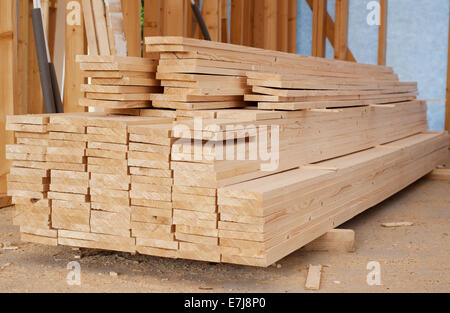 Pile de planches en bois dans maison Banque D'Images