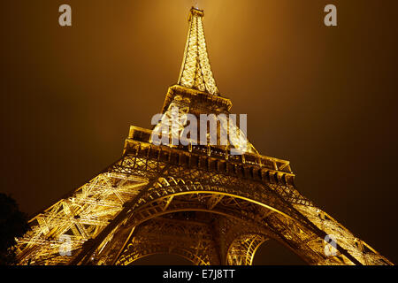 Tour Eiffel à Paris la nuit Banque D'Images