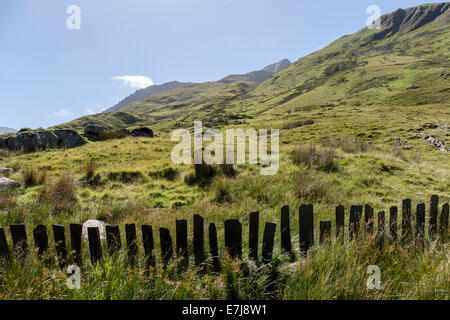 Ardoise traditionnels (clôture) Crawia ci-dessous Foel Goch en montagnes de Snowdonia National Park. Nant Ffrancon Gwynedd au nord du Pays de Galles Royaume-uni Grande-Bretagne Banque D'Images