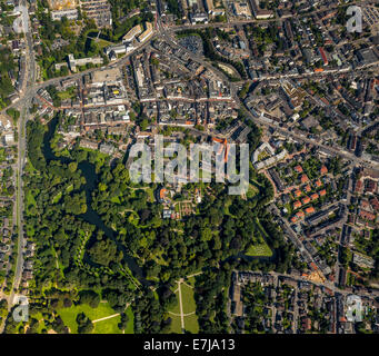 Vue aérienne du centre-ville, avec des murs de la vieille ville et les jardins du château, Moers, Ruhr, Rhénanie du Nord-Westphalie, Allemagne Banque D'Images