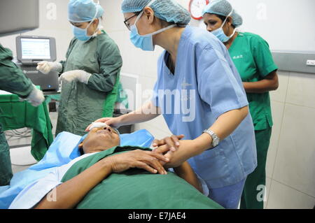 Colombo, Sri Lanka. Sep 11, 2014. Un médecin parle d'un patient après une chirurgie de la cataracte à Colombo, Sri Lanka, le 11 septembre 2014. 'Hommage à l'amour', un China-Sri Lanka gratuitement de la cataracte campagne électorale a commencé le 11 septembre à Colombo, visant à aider les patients atteints de la cataracte 1000. © Yang Meiju/Xinhua/Alamy Live News Banque D'Images