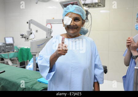 Colombo, Sri Lanka. Sep 11, 2014. Thumbs up un patient après une chirurgie de la cataracte à Colombo, Sri Lanka, le 11 septembre 2014. 'Hommage à l'amour', un China-Sri Lanka gratuitement de la cataracte campagne électorale a commencé le 11 septembre à Colombo, visant à aider les patients atteints de la cataracte 1000. © Yang Meiju/Xinhua/Alamy Live News Banque D'Images