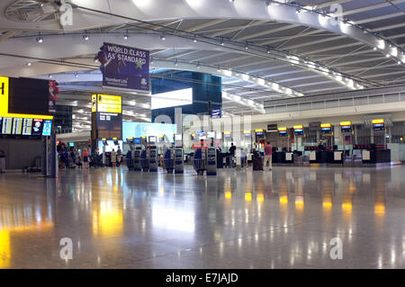 Hall de l'aéroport tôt le matin Banque D'Images