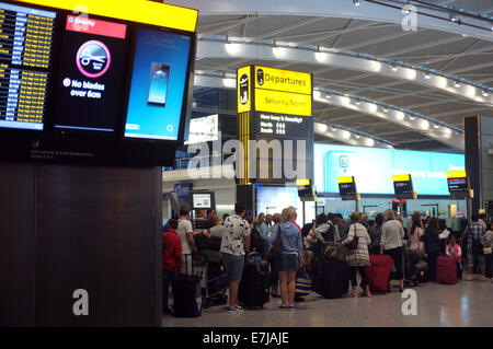 Personnes en attente à l'aéroport Banque D'Images