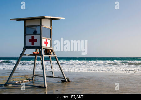 Lifeguard tower de la Cruz Roja, la Croix-Rouge espagnole, sur la plage de Maspalomas, Playa del Ingles, Gran Canaria Banque D'Images