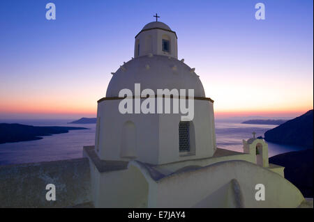 L'église Agios Minas au coucher du soleil, Thira, Santorin, Cyclades, Grèce Banque D'Images