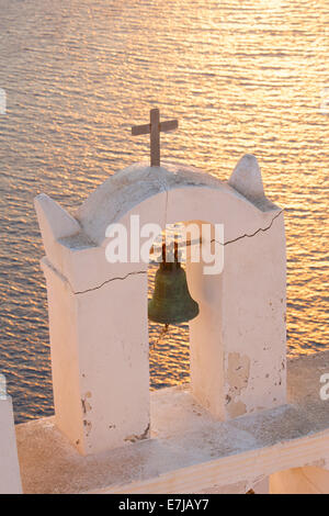 Clocher au coucher du soleil, Thira, Santorin, Cyclades, Grèce Banque D'Images