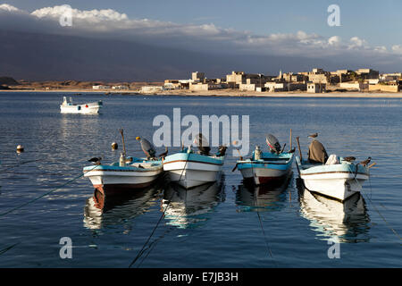 Des bateaux de pêche, port de Mirbat, région de Dhofar, Sultanat d'Oman, dans la péninsule arabique Banque D'Images