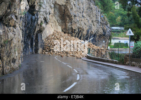 Après de fortes chutes de pluies sur la route entre Monaco et Roquebrune Cap Martin, Région Provence-Alpes-Côte d'Azur Banque D'Images