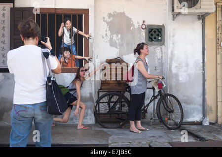 GEORGE TOWN, Penang, Malaisie, le 10 mars 2014. Street art de Penang - touristes posant pour une photographie. Banque D'Images