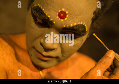 Danseuse de Kathakali appliquant le maquillage en préparation de sa performance, Cochin, Kerala, Inde du Sud, Inde Banque D'Images