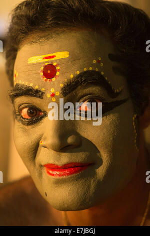 Danseuse de Kathakali en attente de maquillage pour sa performance, Varkala, Kerala, Inde du Sud, Inde Banque D'Images