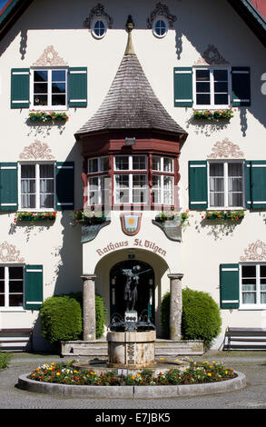 Hôtel de ville, Fontaine de Mozart, Marktplatz Square, St Gilgen, Salzkammergut, Autriche Banque D'Images