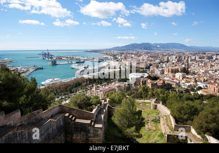 Vue depuis l'Alcazaba, forteresse maure, port, Castillo de Gibralfaro castle sur le Mont Gibralfaro, Malaga, Andalousie, Espagne Banque D'Images