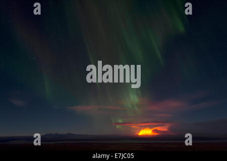 Northern Lights et de nuit des lumières de la scissure Holuhraun au nord du volcan éruption Bárðarbunga Banque D'Images