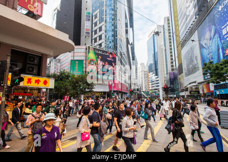 L'Asie, Chine, Hong Kong, Hong Kong, Causeway Bay, foules, bondé, bondé, Rue Scène de rue, les gens, Chinois, Chinois, Banque D'Images